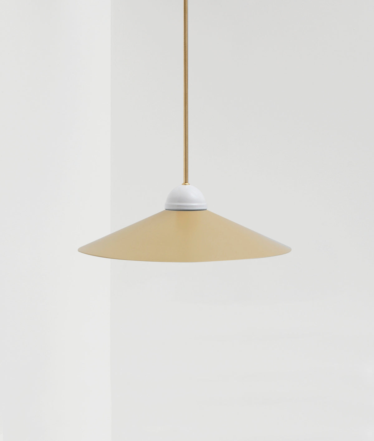La Quincaillerie moderne - Lustre "Démodé", laiton brossé et porcelaine émaillée blanche. Abat-jour évasé beige. Fabrication artisanale en Italie, assemblé à Paris.