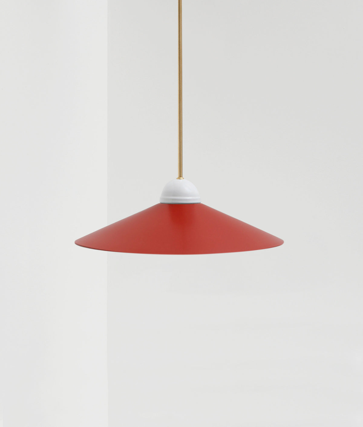 La Quincaillerie moderne - Lustre "Démodé", laiton brossé et porcelaine émaillée blanche. Abat-jour évasé rouge cardinal. Fabrication artisanale en Italie, assemblé à Paris.
