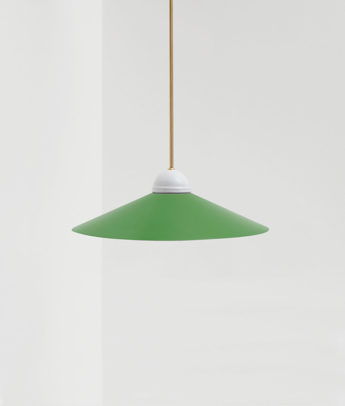 La Quincaillerie moderne - Lustre "Démodé", laiton brossé et porcelaine émaillée blanche. Abat-jour évasé vert champêtre. Fabrication artisanale en Italie, assemblé à Paris.