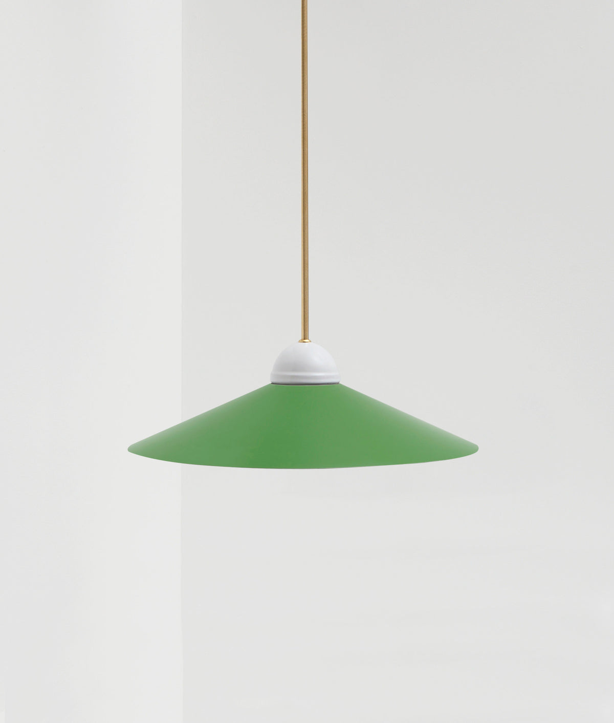 La Quincaillerie moderne - Lustre "Démodé", laiton brossé et porcelaine émaillée blanche. Abat-jour évasé vert champêtre. Fabrication artisanale en Italie, assemblé à Paris.