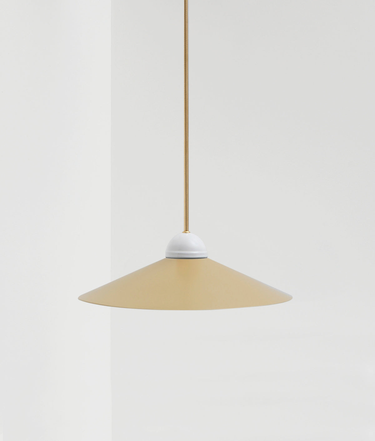La Quincaillerie moderne - Lustre "Démodé", laiton brossé et porcelaine émaillée blanche. Abat-jour évasé beige. Fabrication artisanale en Italie, assemblé à Paris.
