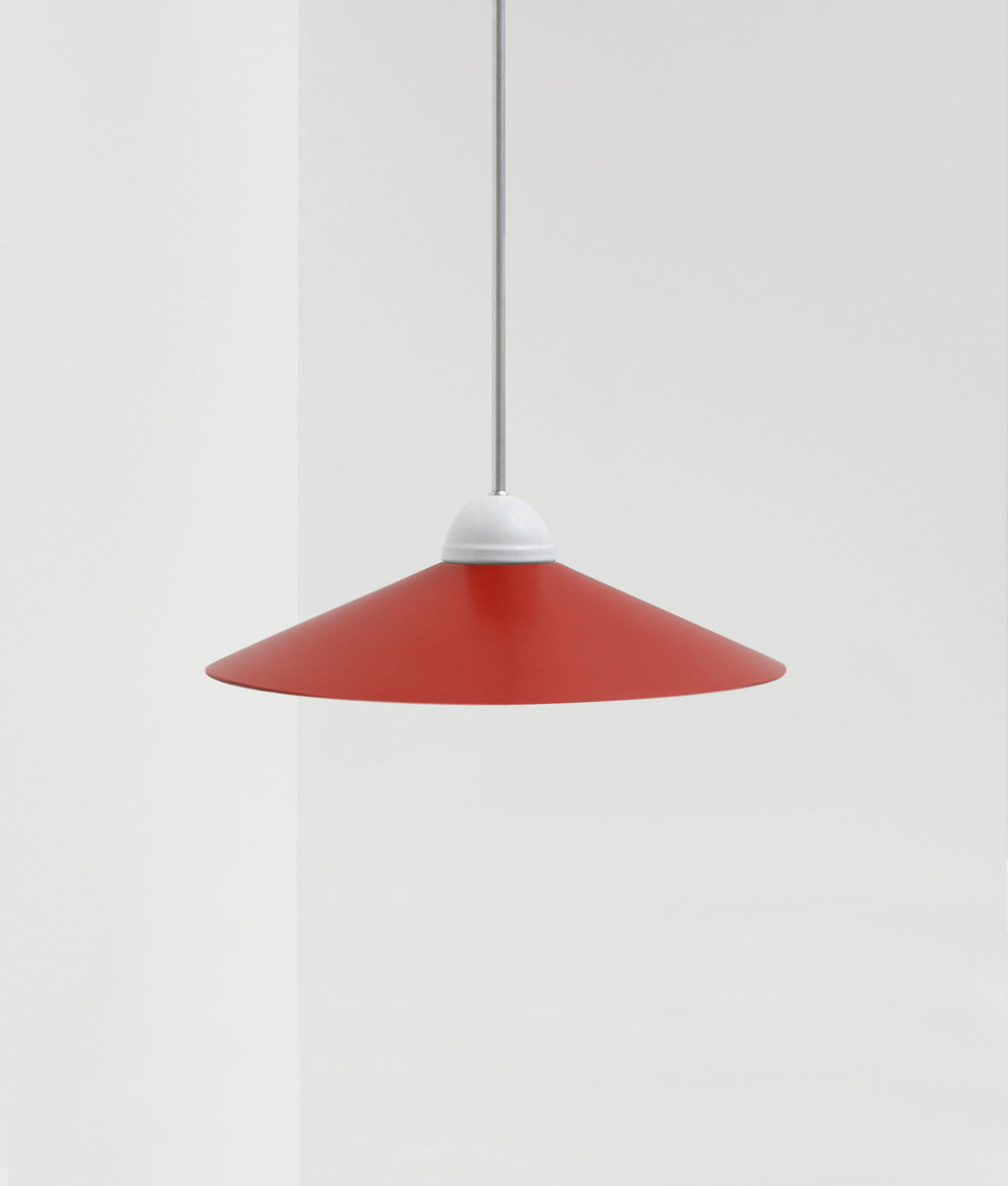 La Quincaillerie moderne - Lustre "Démodé", aluminium brossé et porcelaine émaillée blanche. Abat-jour évasé rouge cardinal. Fabrication artisanale en Italie, assemblé à Paris.