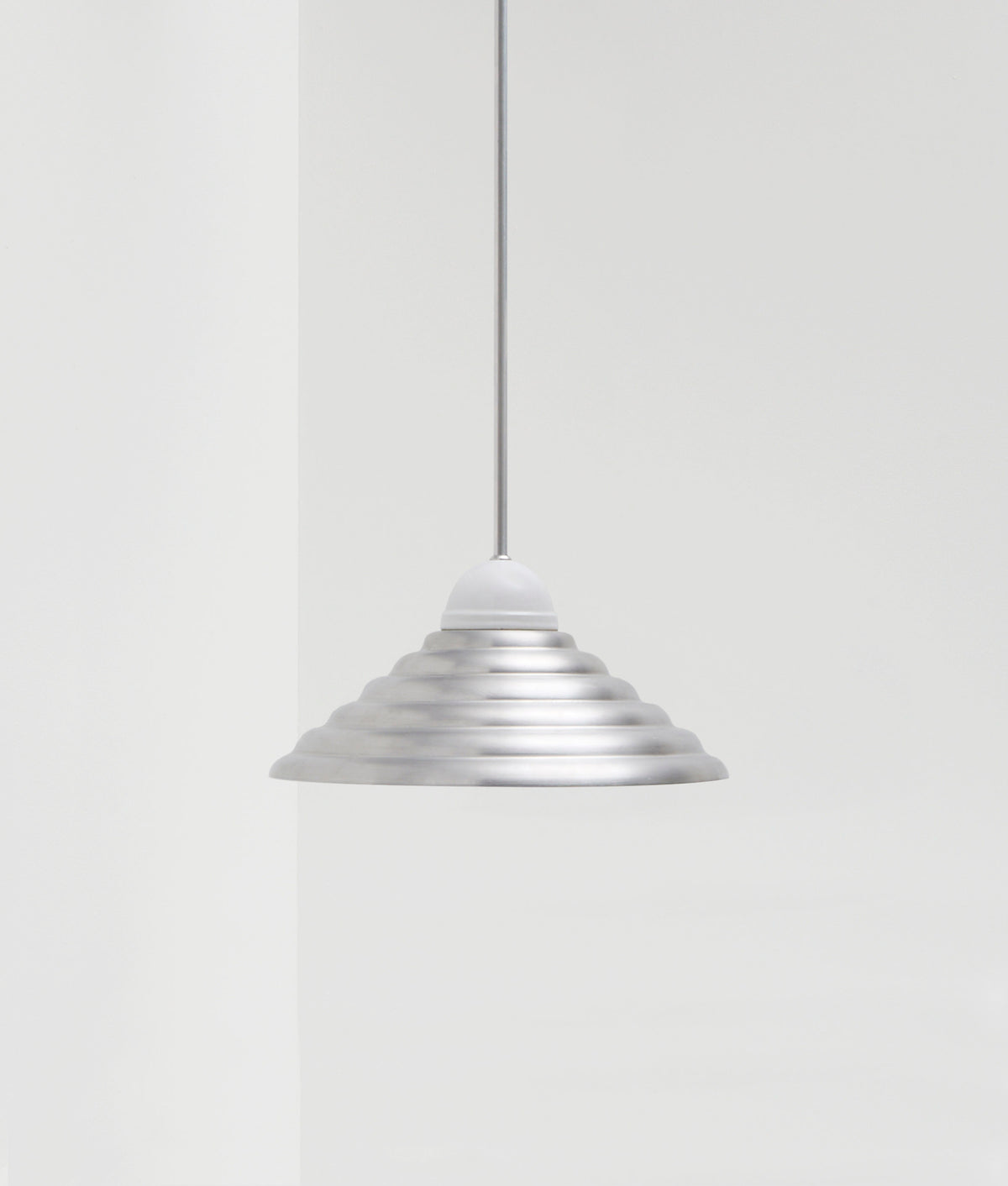 La Quincaillerie moderne - Lustre "Démodé", aluminium brossé et porcelaine émaillée blanche. Abat-jour cannelé en aluminium brossé. Fabrication artisanale en Italie, assemblé à Paris.