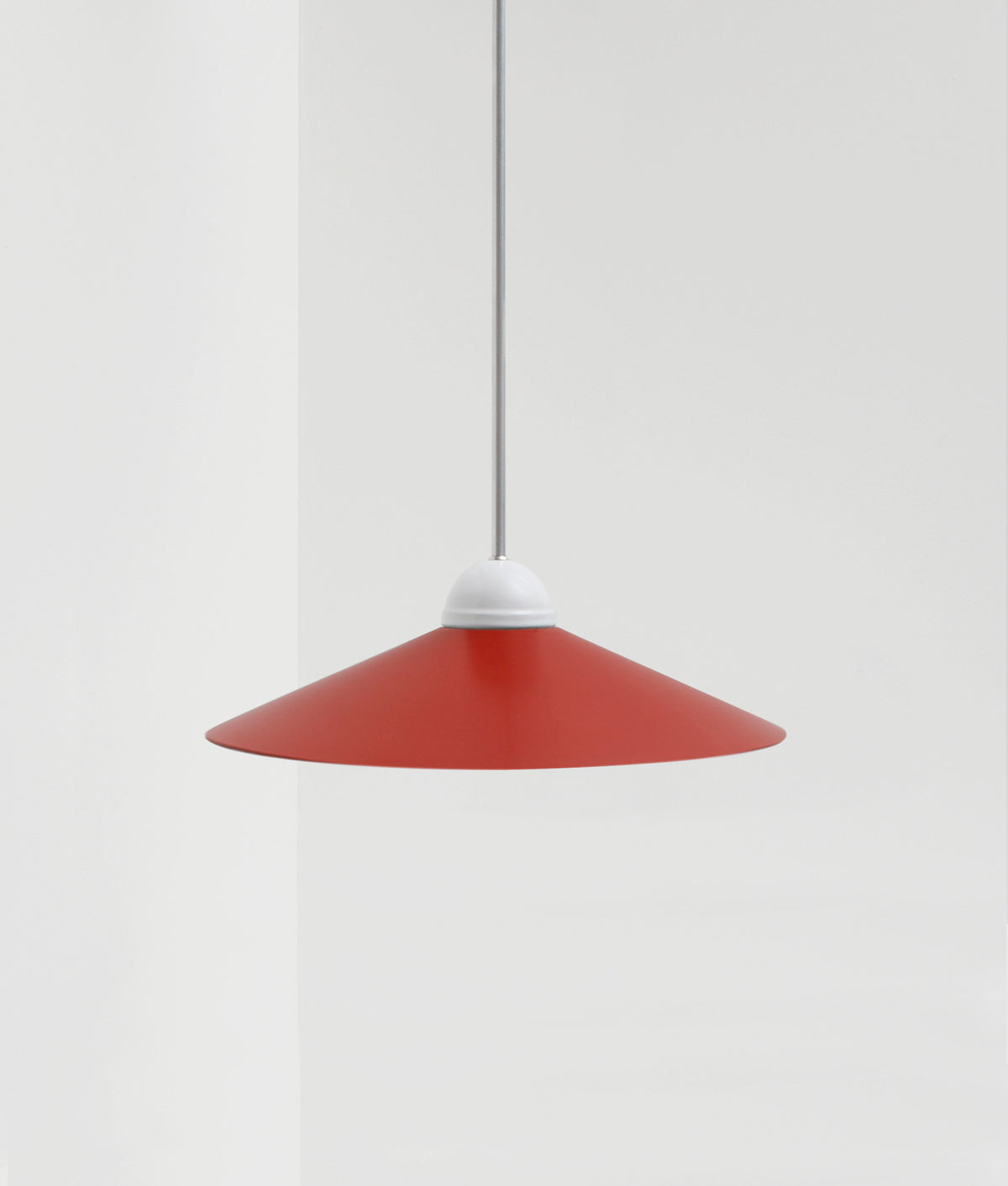 La Quincaillerie moderne - Lustre "Démodé", aluminium brossé et porcelaine émaillée blanche. Abat-jour évasé rouge cardinal. Fabrication artisanale en Italie, assemblé à Paris.