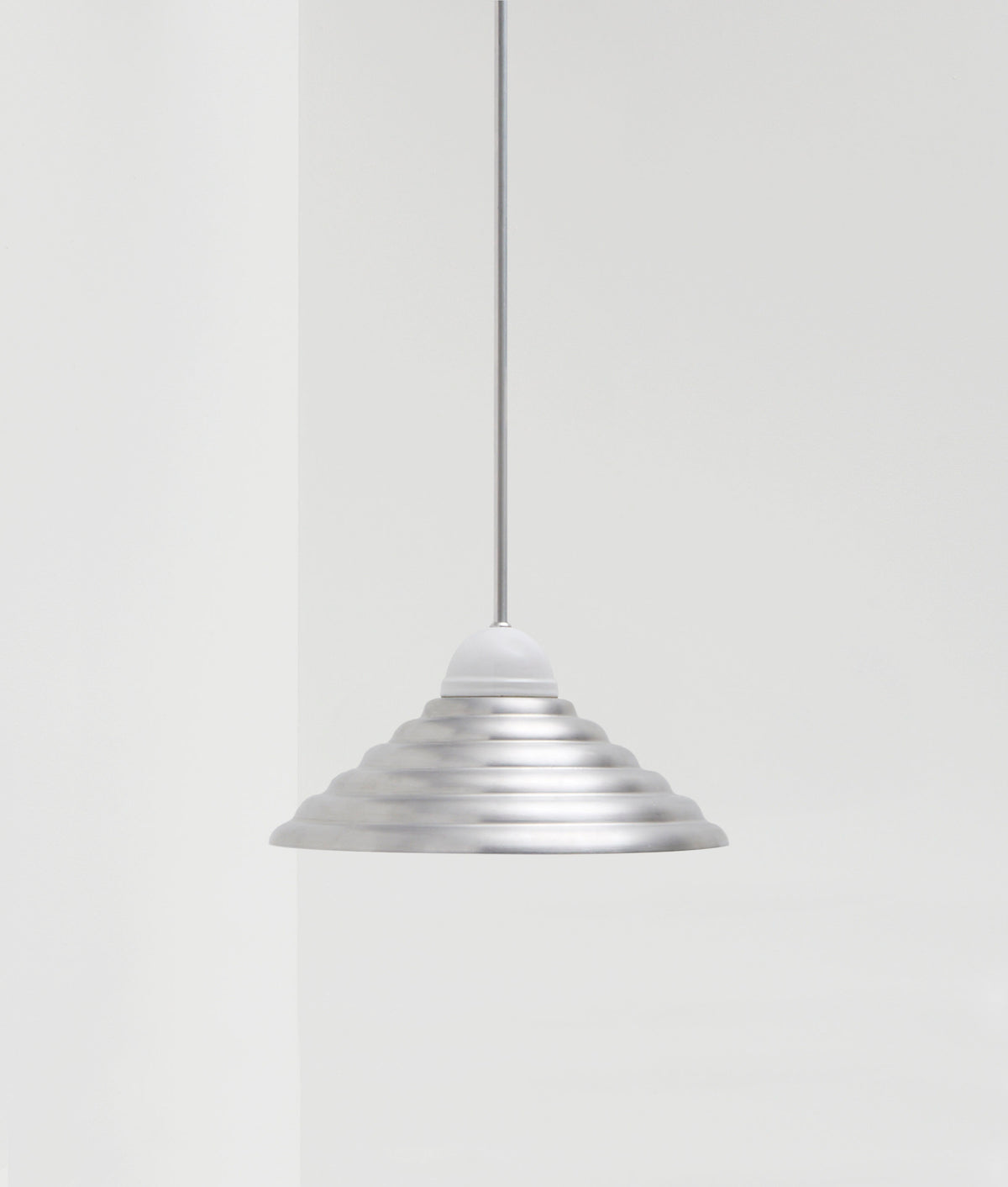 La Quincaillerie moderne - Lustre "Démodé", laiton brossé et porcelaine émaillée blanche. Abat-jour cannelé en aluminium brossé. Fabrication artisanale en Italie, assemblé à Paris.