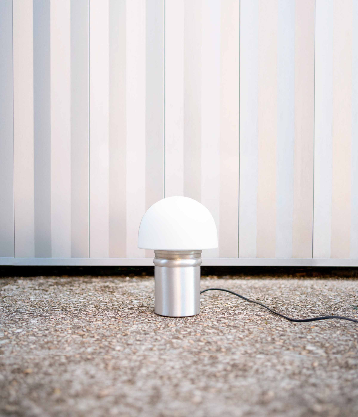 La Quincaillerie moderne - Lampes à poser "Odyssée" en opaline et aluminium brossé. ici avec une verrerie "champignon" en verre opalin mat.