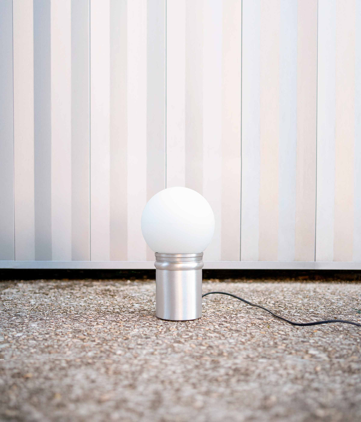 La Quincaillerie moderne - Lampes à poser "Odyssée" en opaline et aluminium brossé. ici avec un globe en verre opalin mat, ø 15 cm.