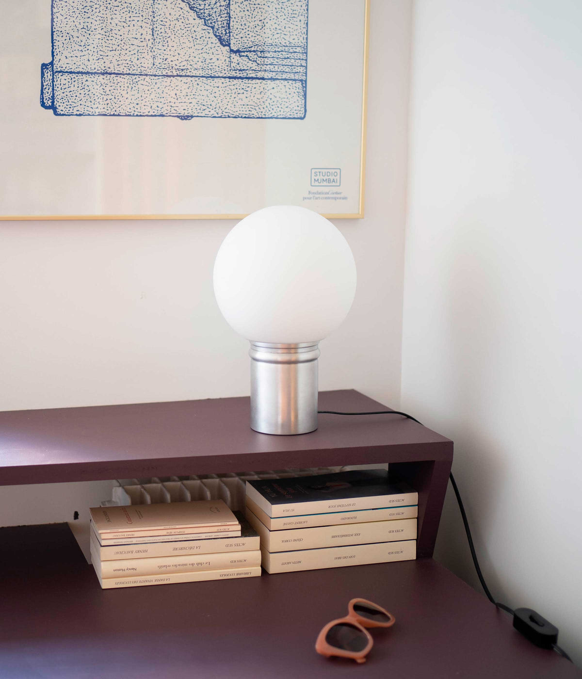 La Quincaillerie moderne - Lampe à poser "Odyssée" globe ø 20 cm - Opaline et aluminium brossé