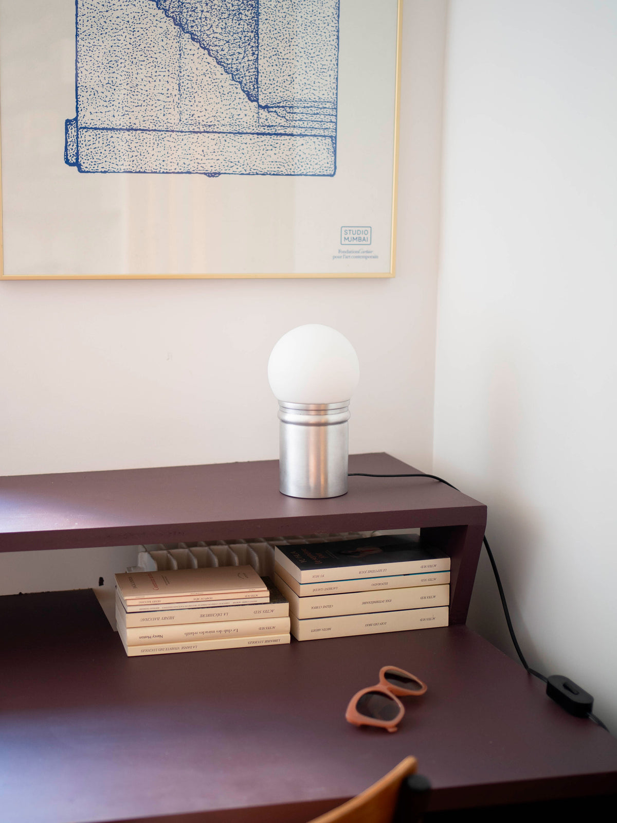 La Quincaillerie moderne - Lampe à poser "Odyssée" globe ø 12,5 cm - Opaline et aluminium brossé Très petit modèle mat
