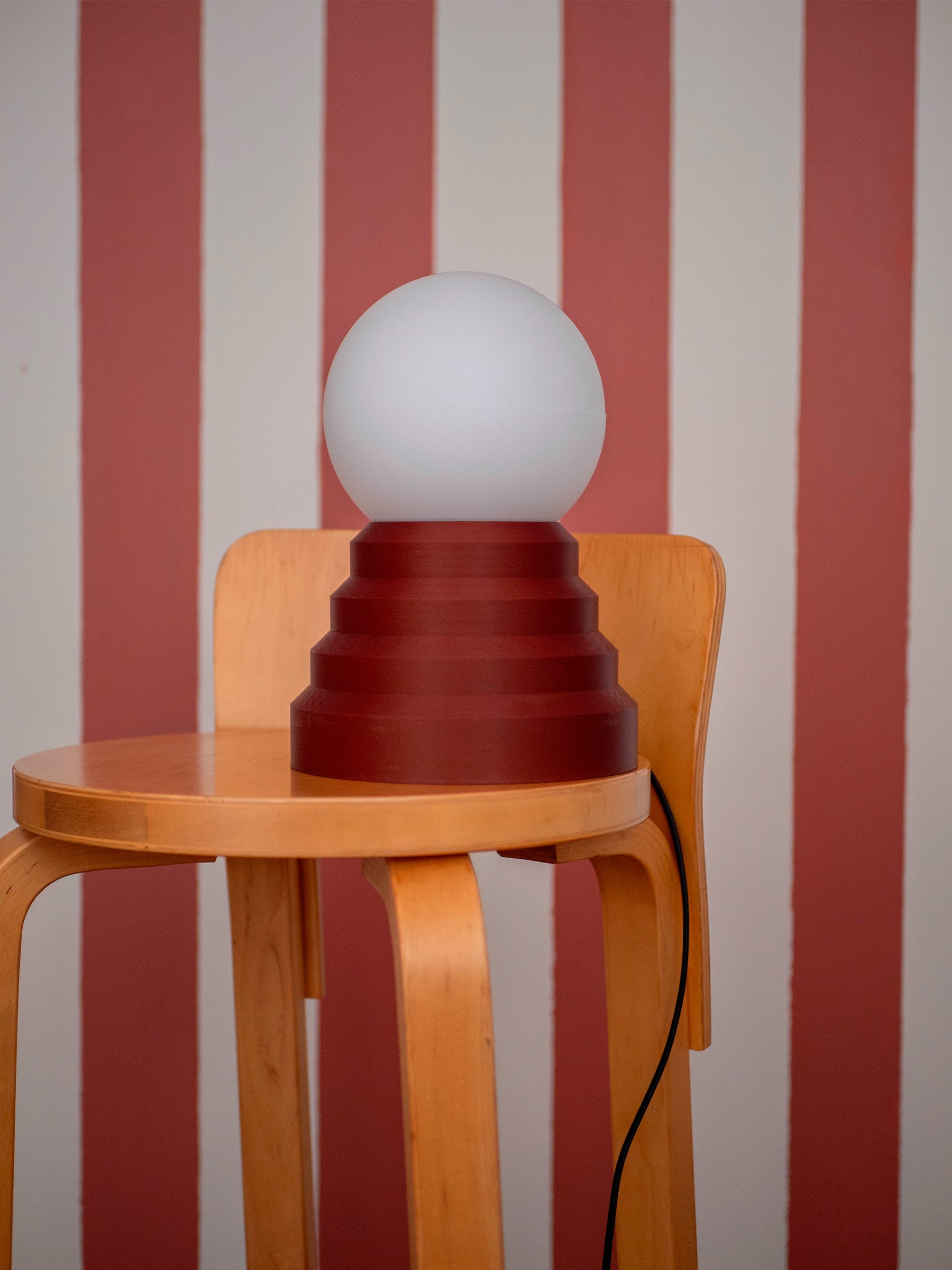 La Quincaillerie moderne - Lampe à poser "Colonnade", socle pyramide bordeaux, petit globe en opaline mate.