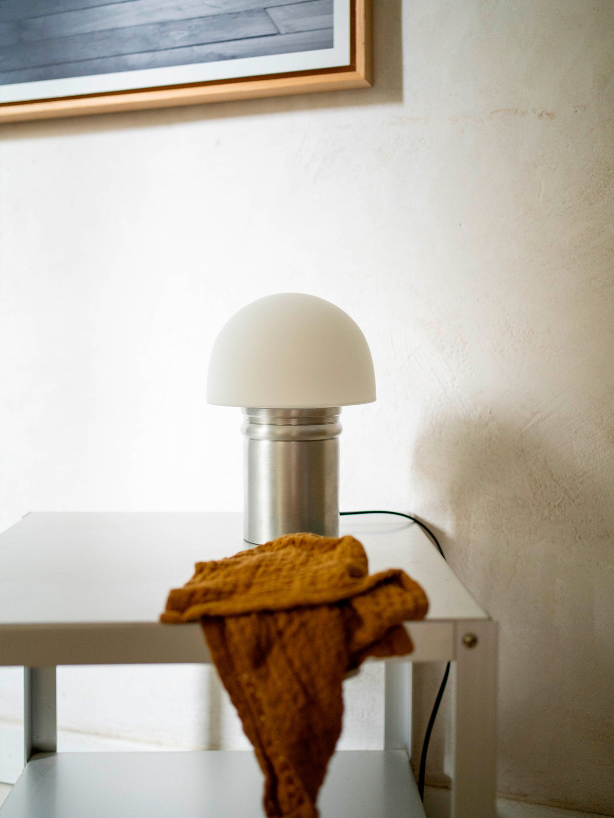La Quincaillerie moderne - Lampe à poser Odyssée, aluminium brossé, Opaline