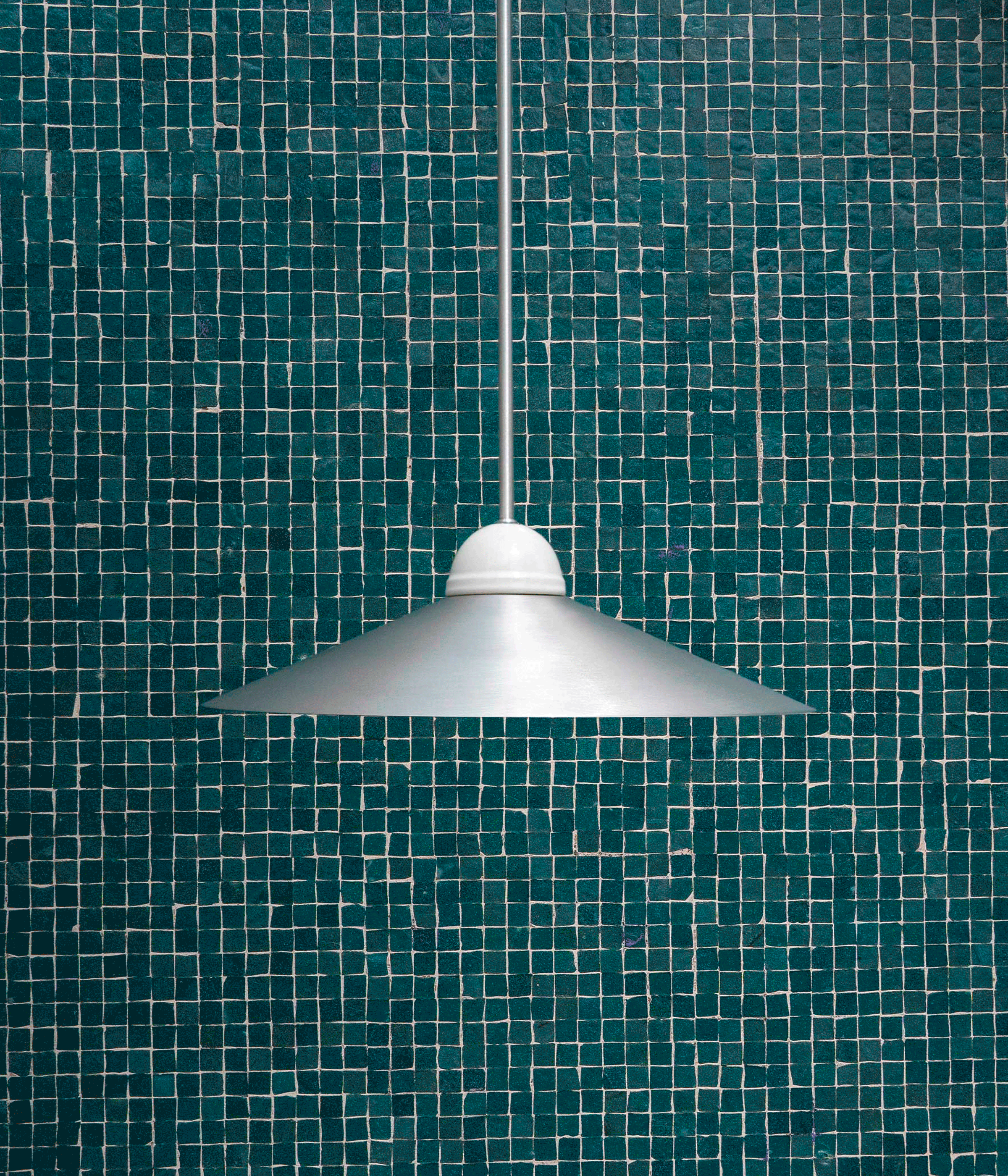 La Quincaillerie moderne - Lustre "Démodé" en aluminium et porcelaine blanche émaillée. Variations en laiton et en couleurs (beige, noir, rouge cardinal et vert champêtre).
