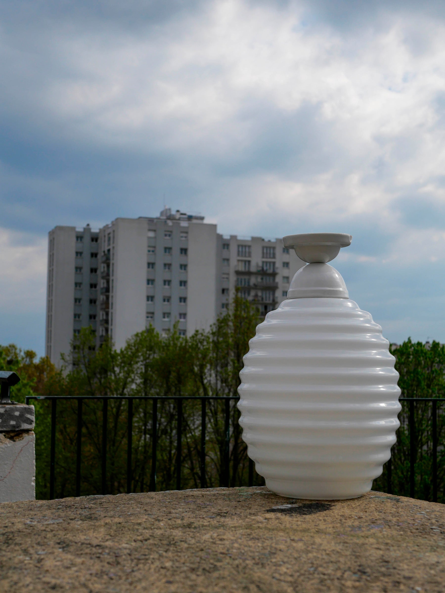 La Quincaillerie moderne - Plafonnier "Skyline" en porcelaine émaillée et verre opalin, verrerie "Anneaux II".