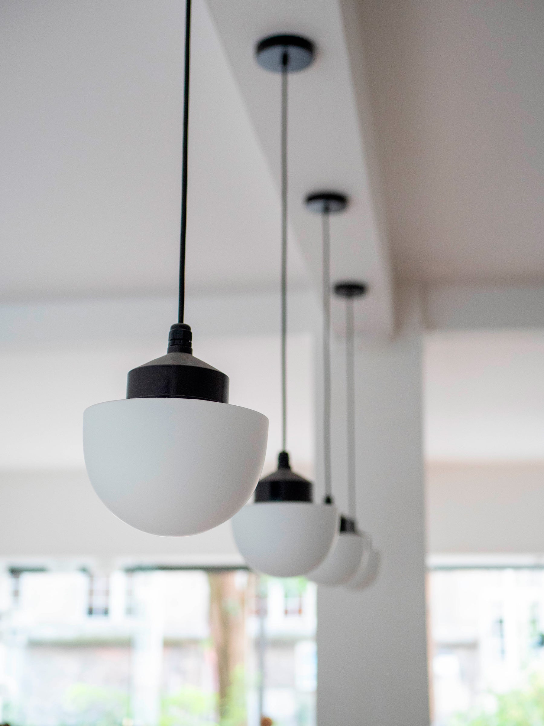 La Quincaillerie moderne Suspension "Bauhaus", verrerie "Champignon" en opaline mate. Installée en grappe.