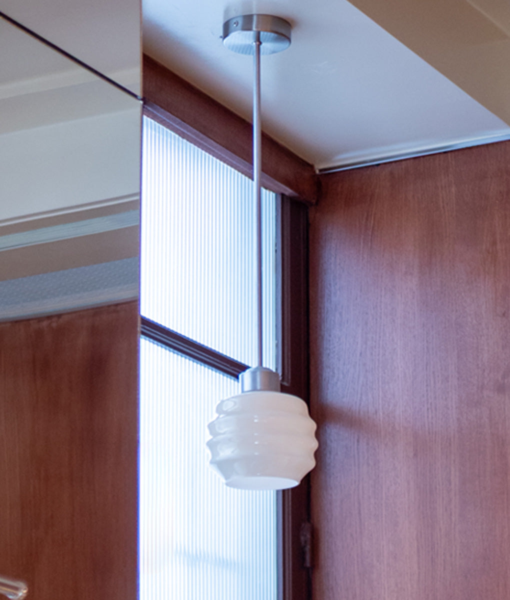 La Quincaillerie moderne - Suspension Bistro Métal verrerie opaline chez Café Dom - Paris