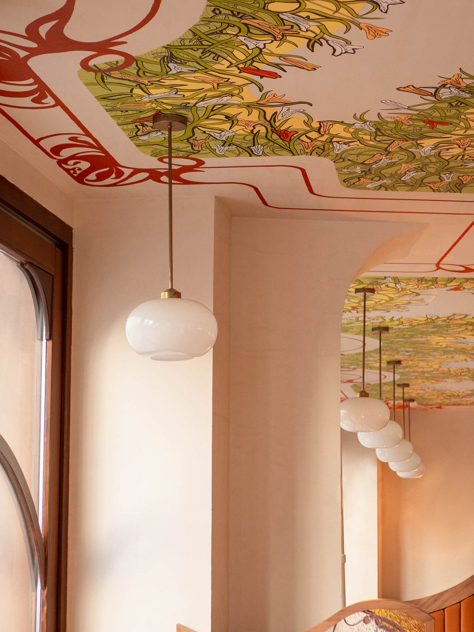 La Quincaillerie moderne - Suspensions Bistro" laiton, grande verrerie "Nuage" en opaline satinée. À Paris, dans la brasserie restaurant "Adela pasta".