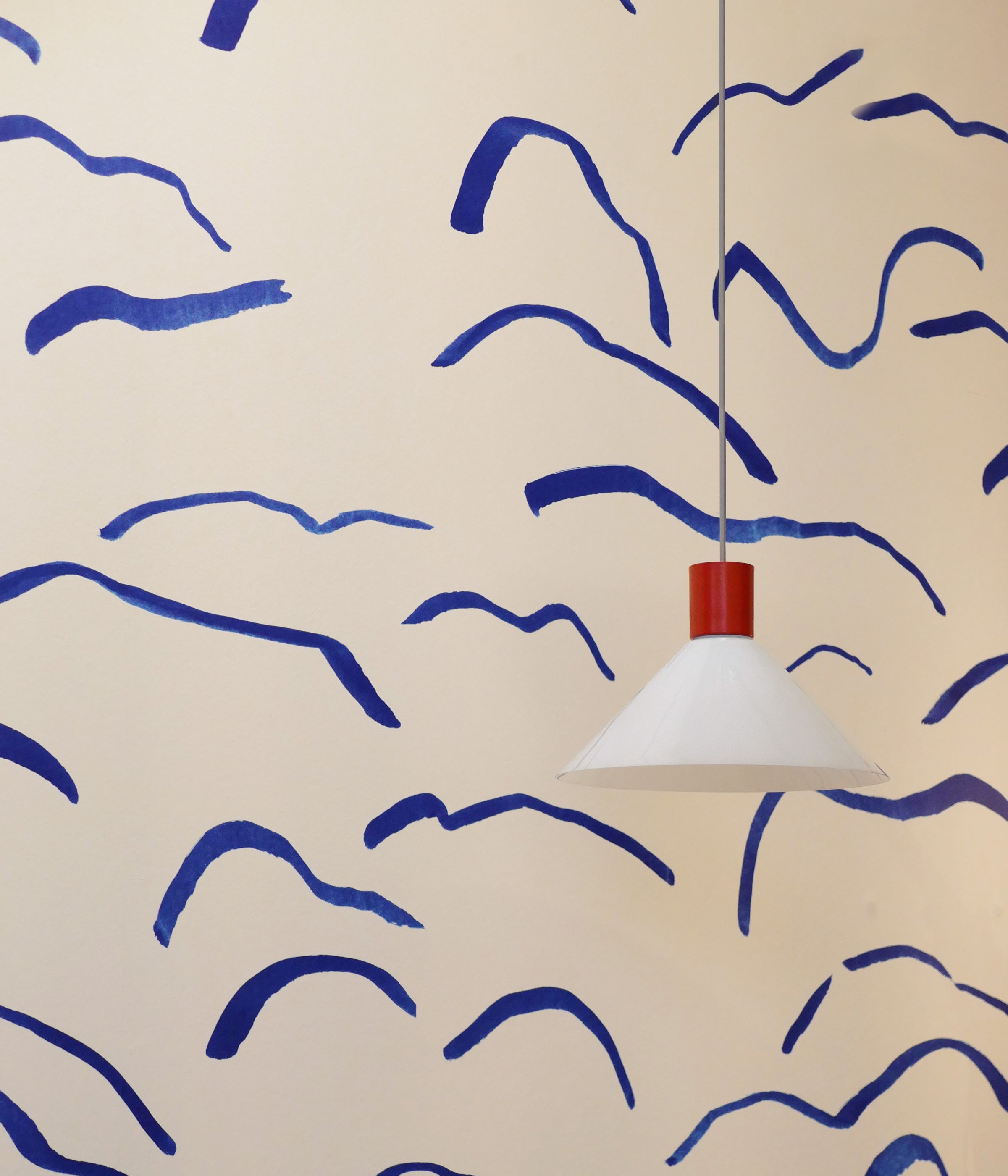 La Quincaillerie moderne - Suspension "Délices" , opaline blanche satinée et aluminium peint rouge cardinal, fabriquée en Europe