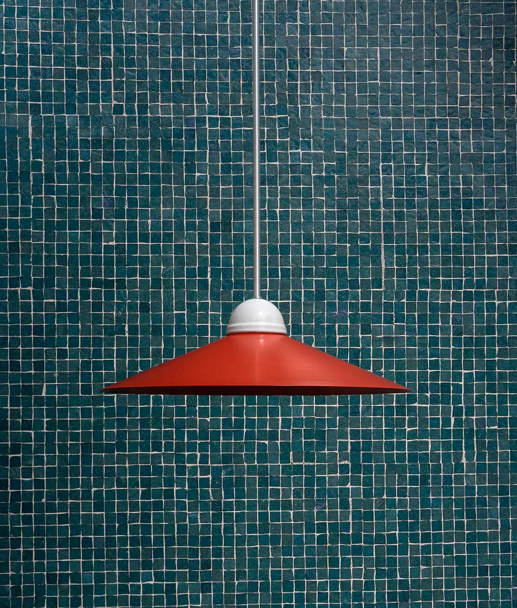 La Quincaillerie moderne - Luste "Démodé", aluminium brossé et porcelaine émaillée blanche. Abat-jour évasé rouge. Fabrication artisanale en Italie, assemblé à Paris.