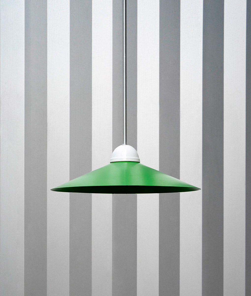 La Quincaillerie moderne - Luste "Démodé", aluminium brossé et porcelaine émaillée blanche. Abat-jour évasé vert. Fabrication artisanale en Italie, assemblé à Paris.