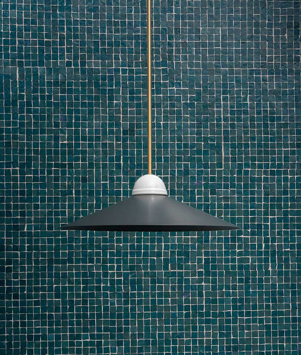 La Quincaillerie moderne - Luste "Démodé", laiton brossé et porcelaine émaillée blanche. Abat-jour évasé noir. Fabrication artisanale en Italie, assemblé à Paris.