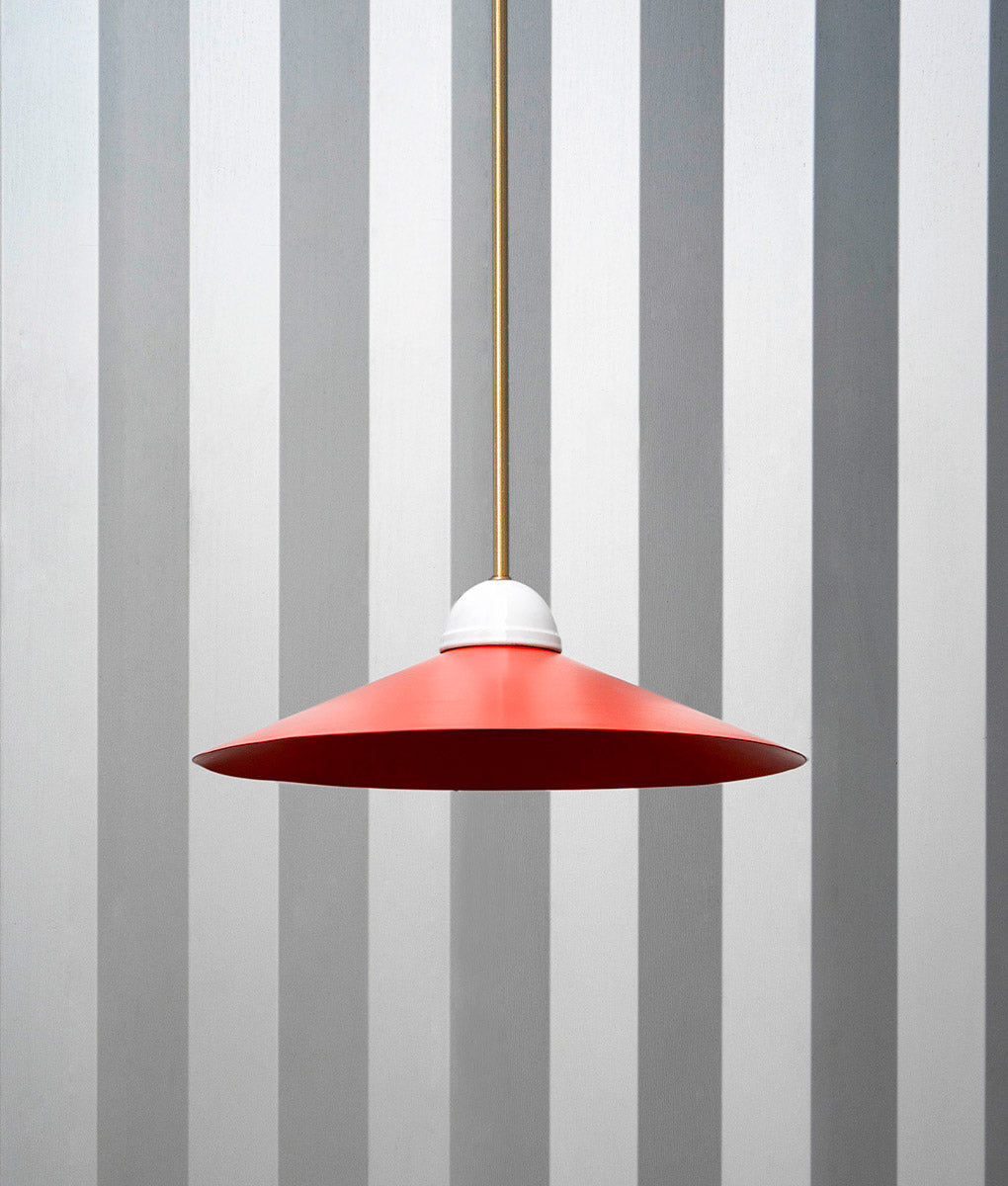 La Quincaillerie moderne - Luste "Démodé", laiton brossé et porcelaine émaillée blanche. Abat-jour évasé rouge. Fabrication artisanale en Italie, assemblé à Paris.