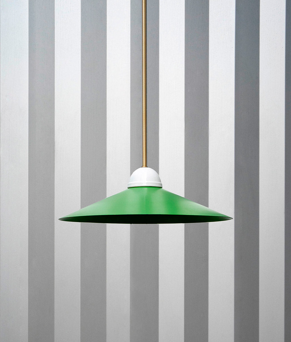 La Quincaillerie moderne - Luste "Démodé", laiton brossé et porcelaine émaillée blanche. Abat-jour évasé vert. Fabrication artisanale en Italie, assemblé à Paris.