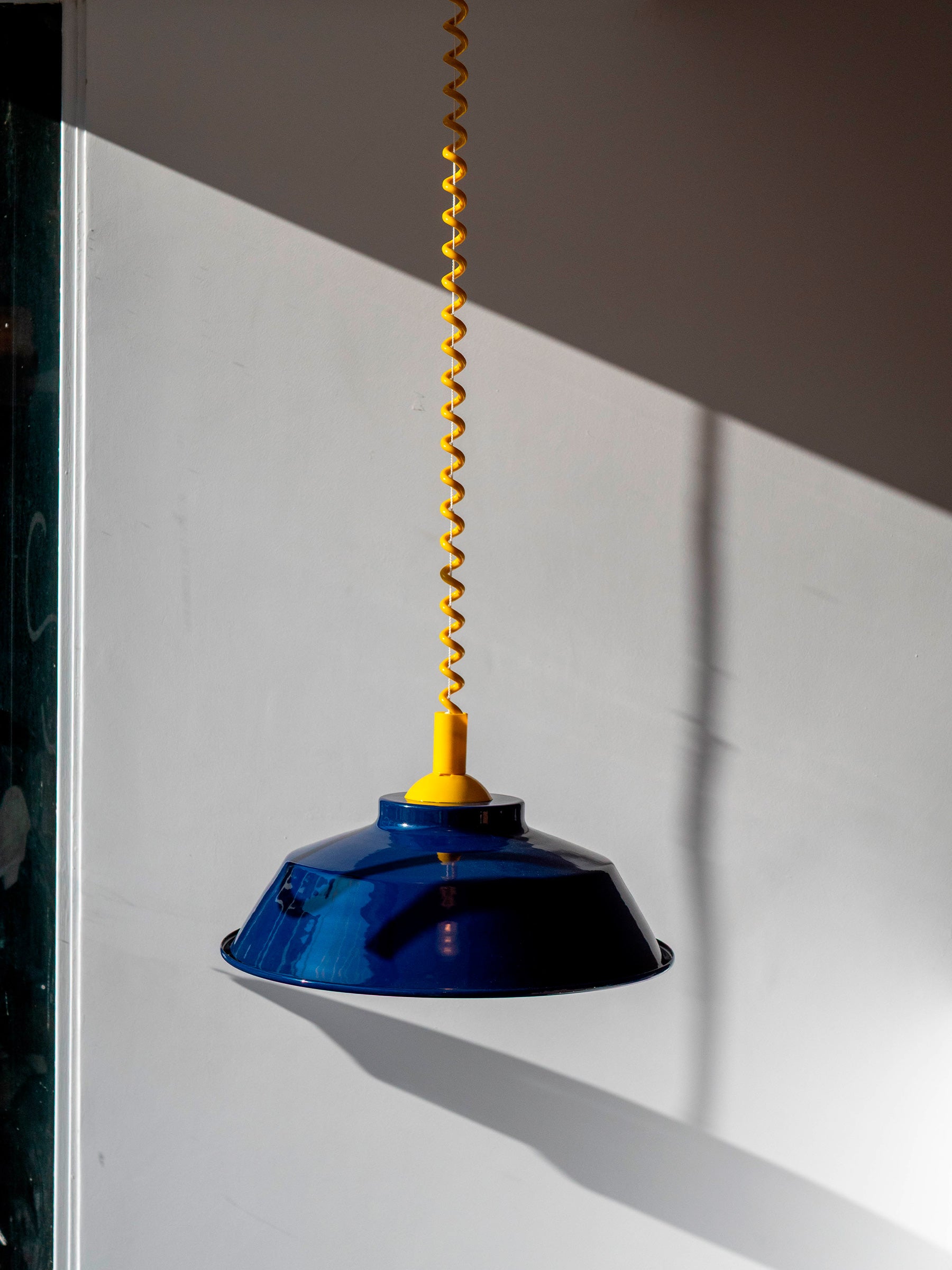 La Quincaillerie moderne - Suspension monte et baisse "Après-midi" en métal émaillé bleu outremer, câble jaune vif.