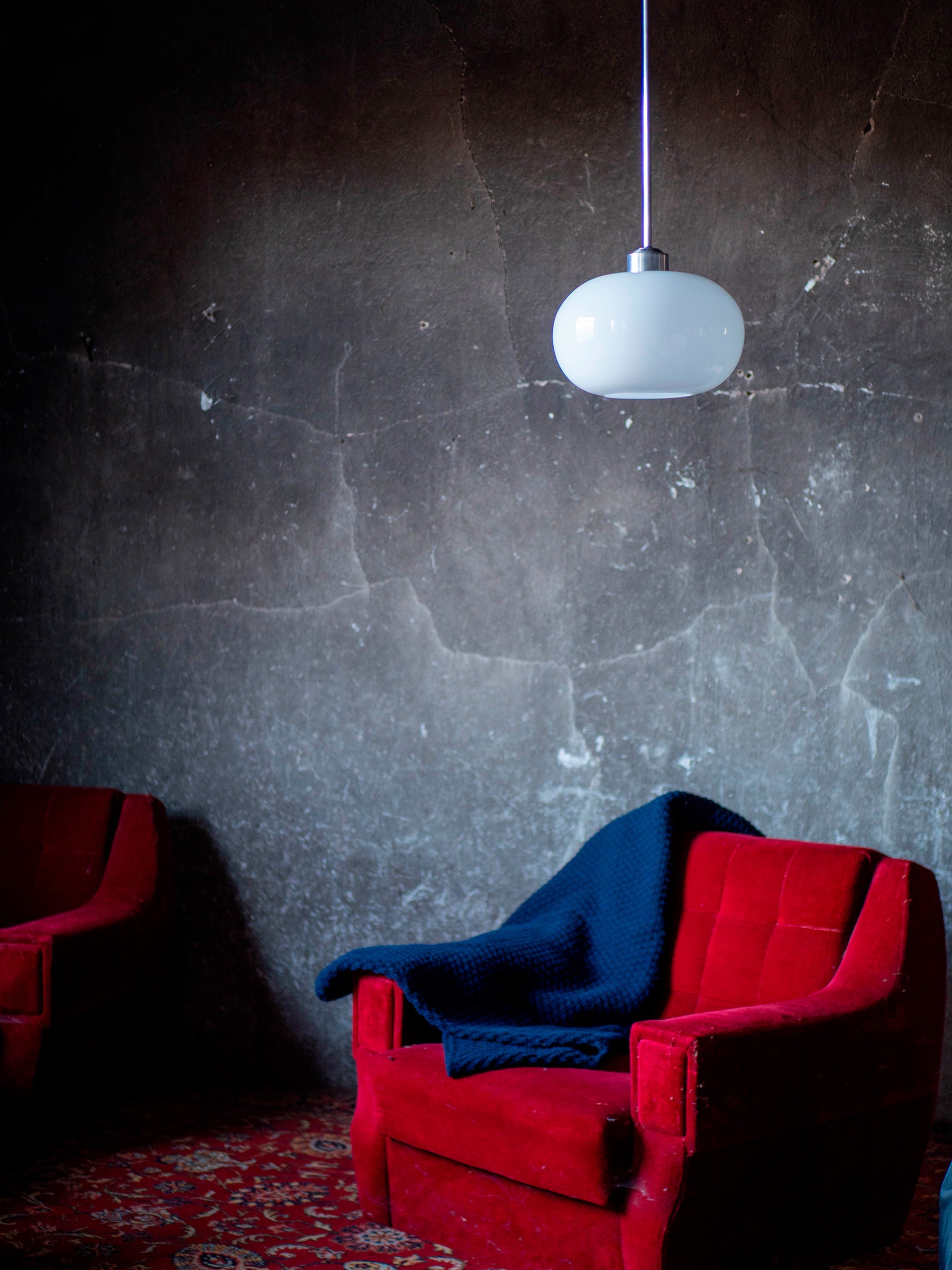La Quincaillerie moderne - Suspension "Bistro" en aluminium brossé, grande verrerie "Nuage" en opaline satinée.