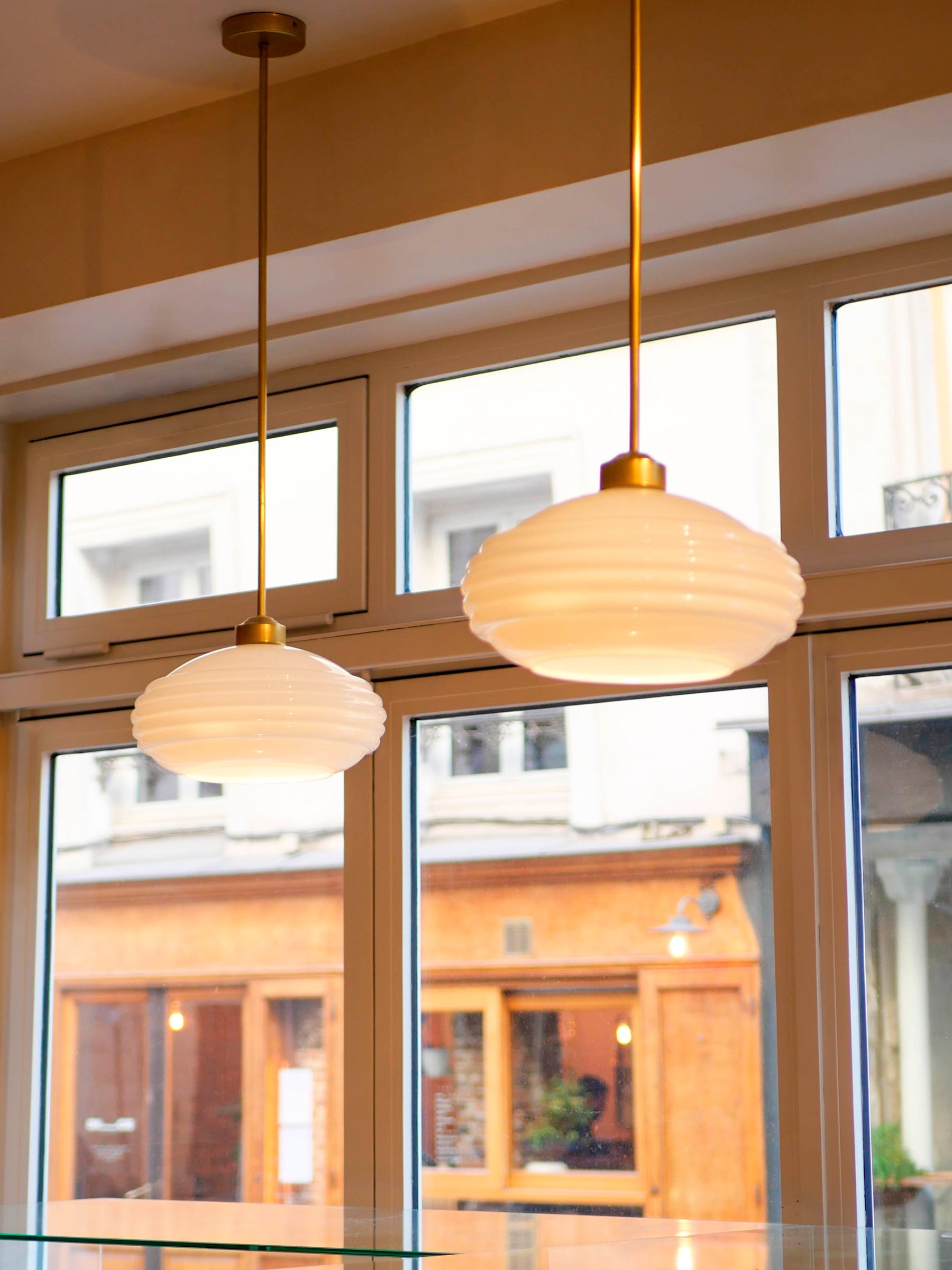 La Quincaillerie moderne - Suspension "Bistro" laiton, grande verrerie "Anneaux II" en opaline satinée. À Paris, chez Babka Zana.