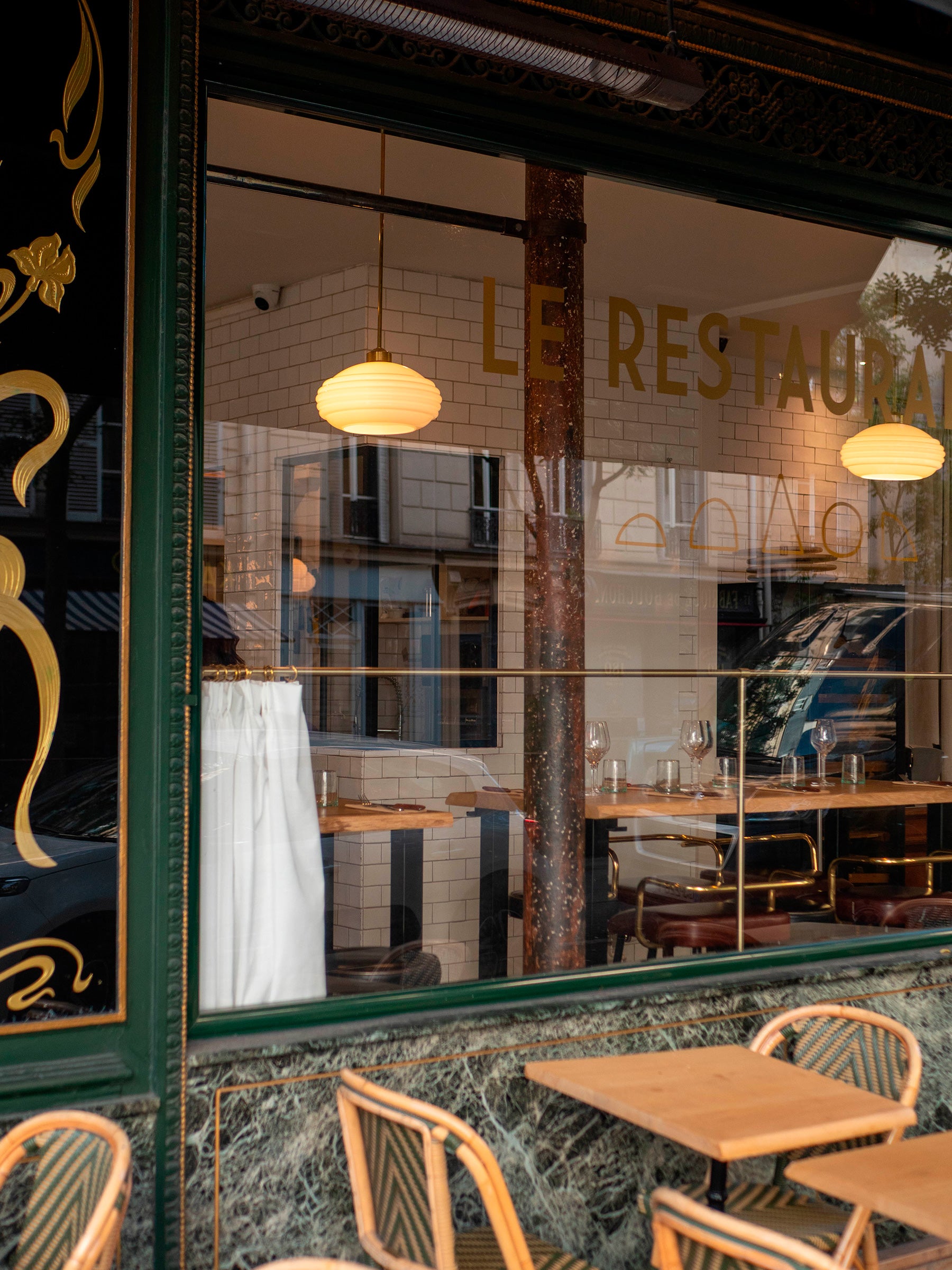 La Quincaillerie moderne Suspensions "Bistro" laiton avec une grande verrerie "Anneaux II" en opaline satinée. Chez Formaticus à Paris.