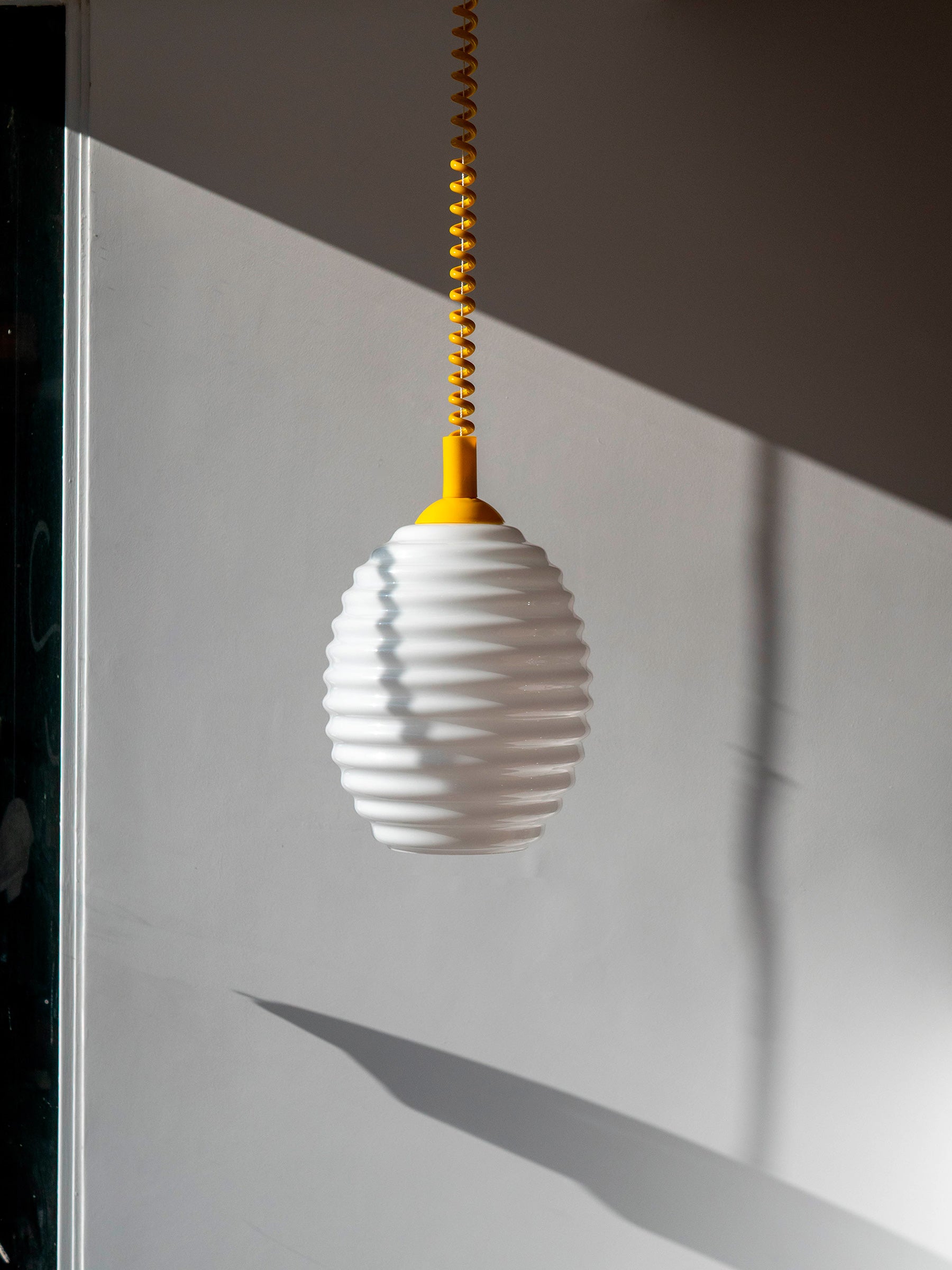 La Quincaillerie moderne - Suspension monte et baisse "Coup de fil", verrerie "Anneaux III en opaline satinée, câble jaune vif