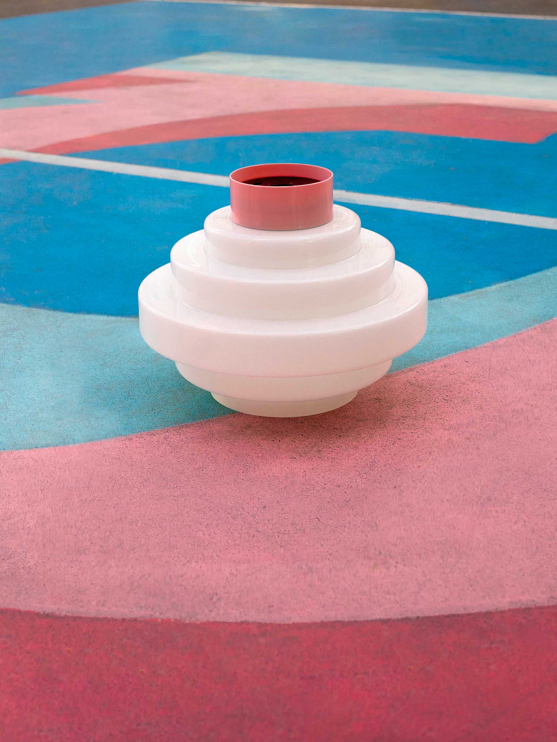 La Quincaillerie moderne - Plafonnier "En cascade" en opaline satinée. Socle rose chewing gum. Fabriqué dans des manufactures européennes, assemblé à Paris.