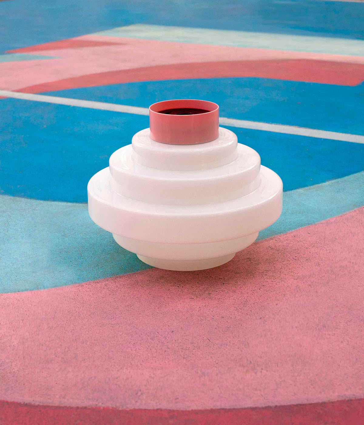 La Quincaillerie moderne - Plafonnier "En cascade" en opaline satinée. Socle rose chewing gum. Fabriqué dans des manufactures européennes, assemblé à Paris.