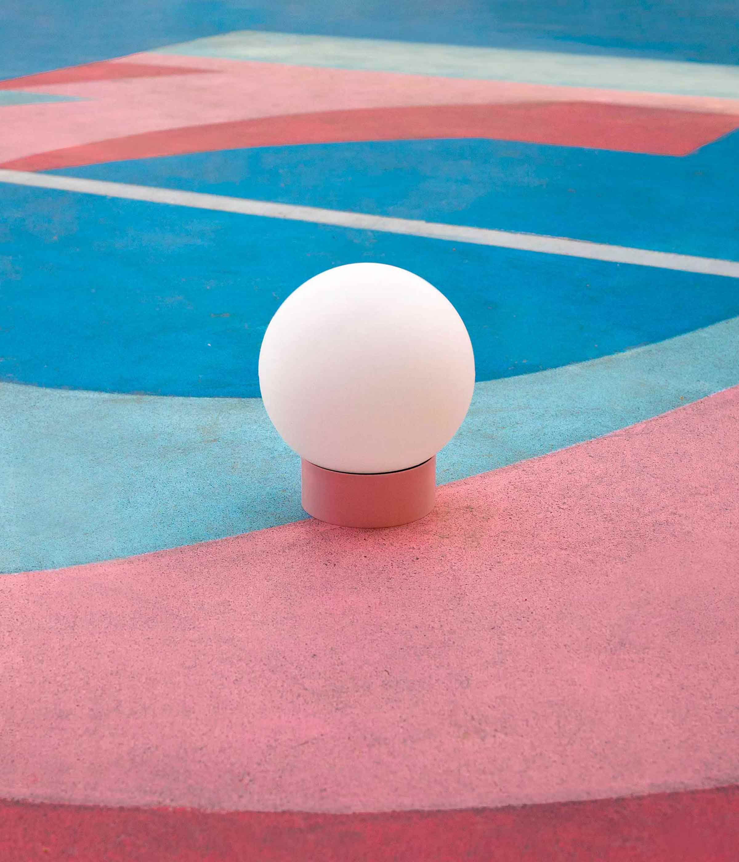 La Quincaillerie moderne - Applique et plafonnier "Bauhaus", petit globe ø 15 cm en opaline satinée. Socle rose chewing gum. Différentes tailles de globe. Fabriqué dans des manufactures européennes, assemblé à Paris.