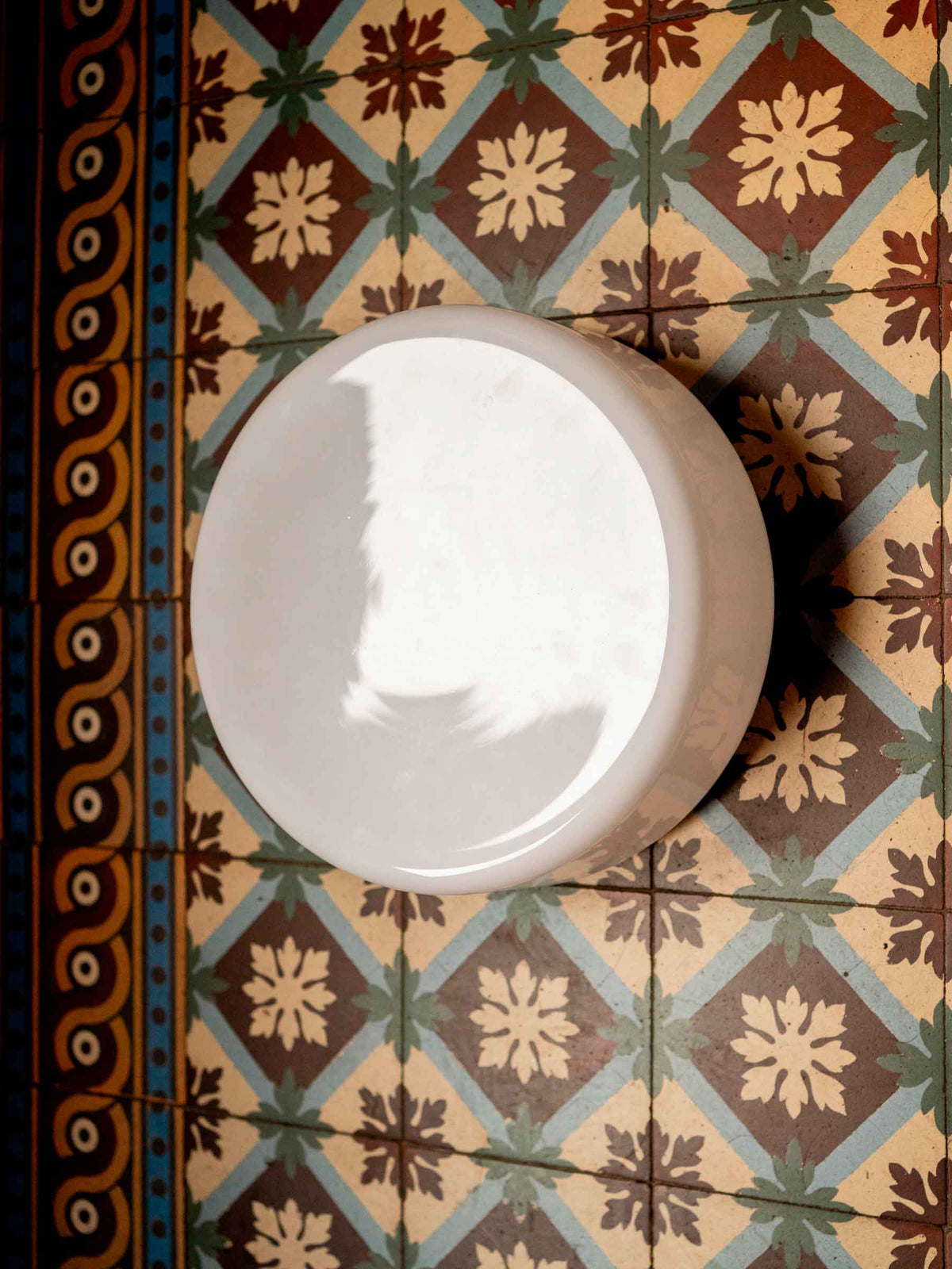 La Quincaillerie moderne - Applique et plafonnier "Circulations" circulaire en opaline satinée, grand modèle. Fabriqué dans des manufactures européennes, assemblé à Paris.