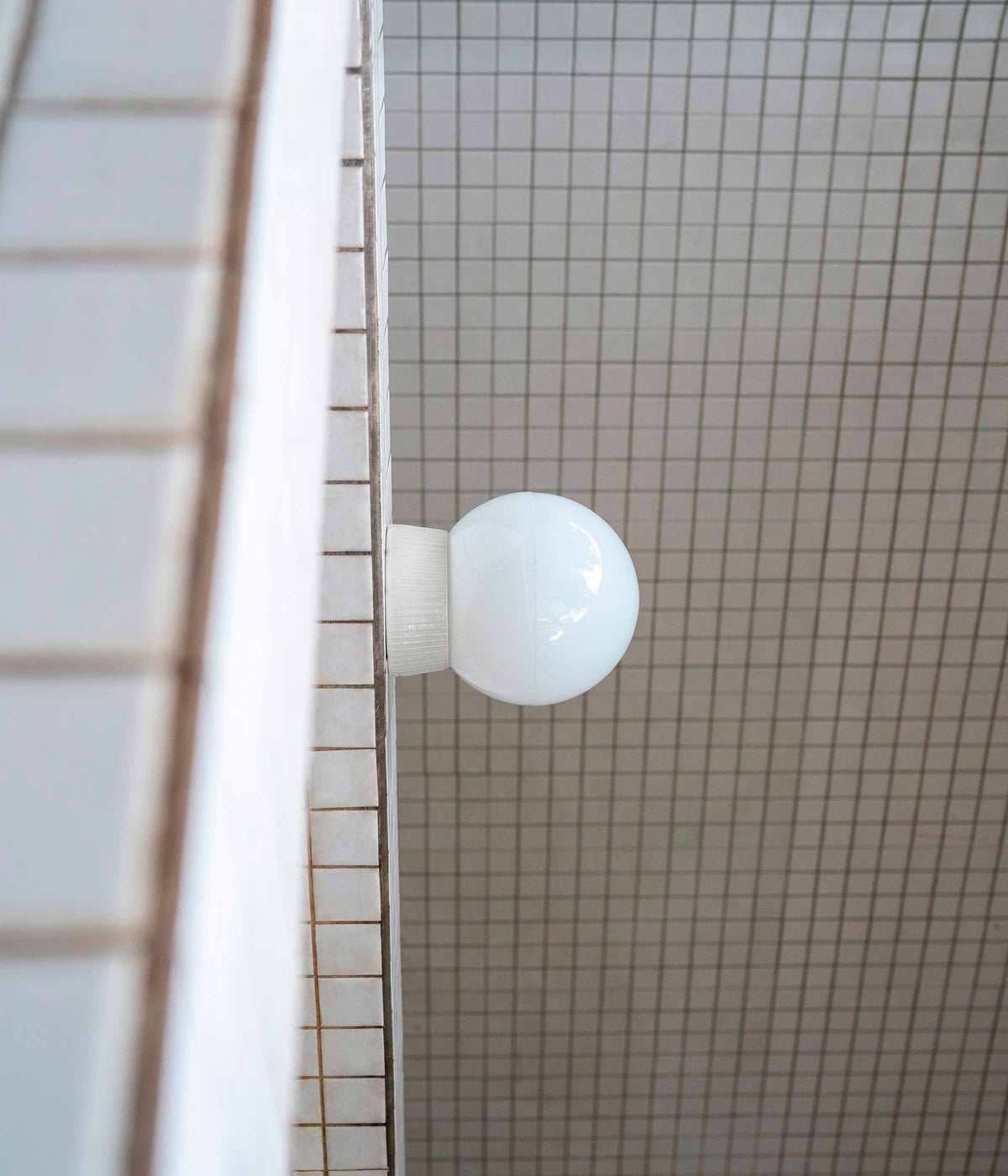 La Quincaillerie moderne - applique "Grège" en porcelaine industrielle et verre opalin - Petit globe en opaline mate, ø 15 cm.