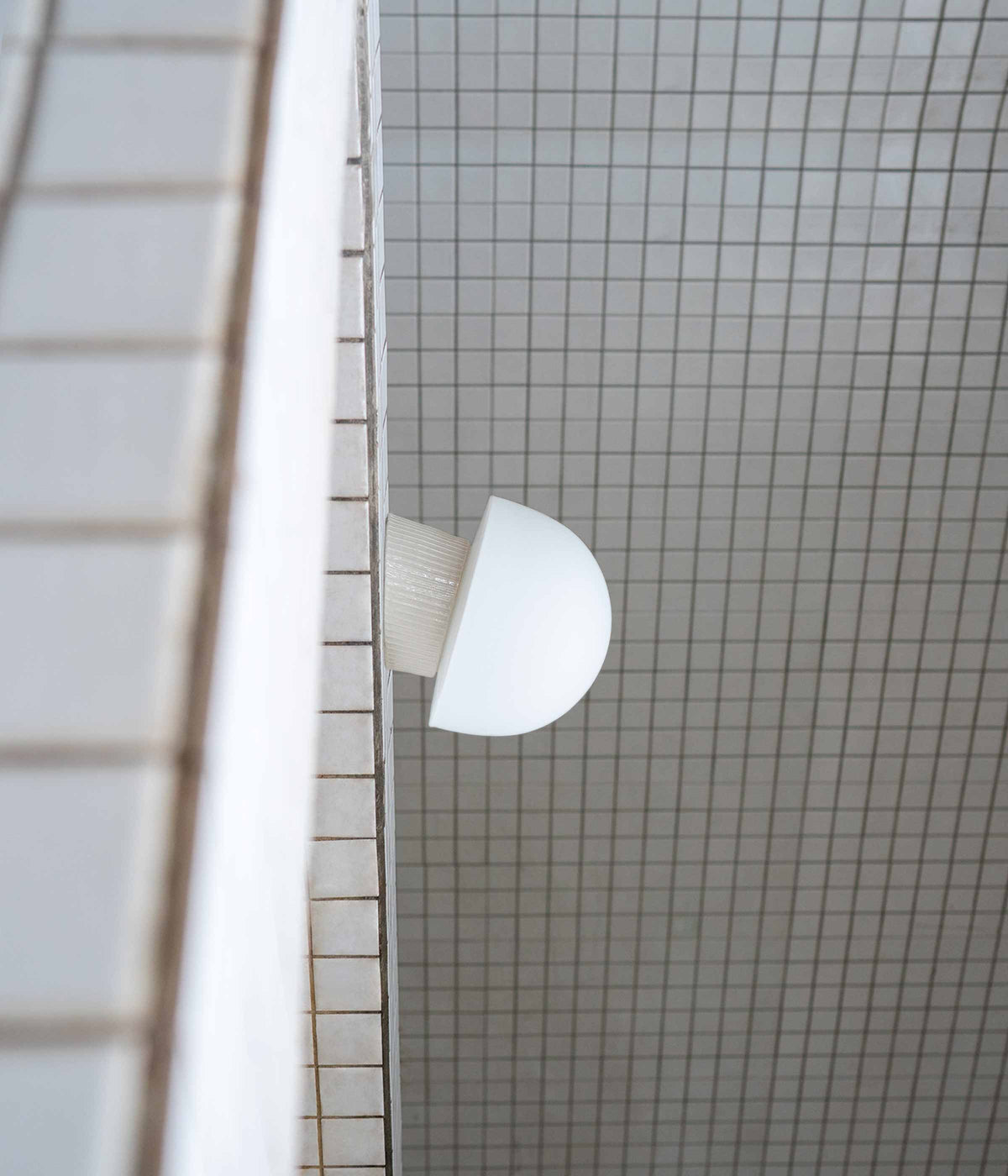La Quincaillerie moderne - Applique inclinée "Grège" en porcelaine industrielle et verre opalin satiné. Socle à fines cannelures, verrerie "Champignon".