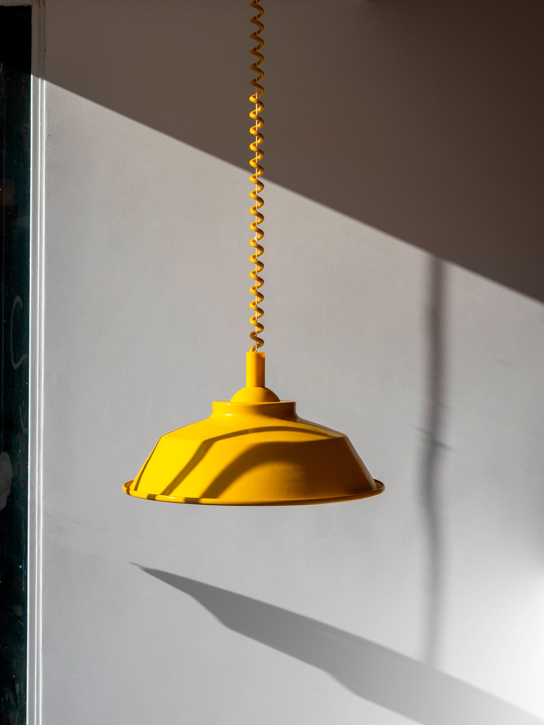 La Quincaillerie moderne - Suspension monte et baisse "Après-midi" en métal émaillé aune citron, câble jaune vif