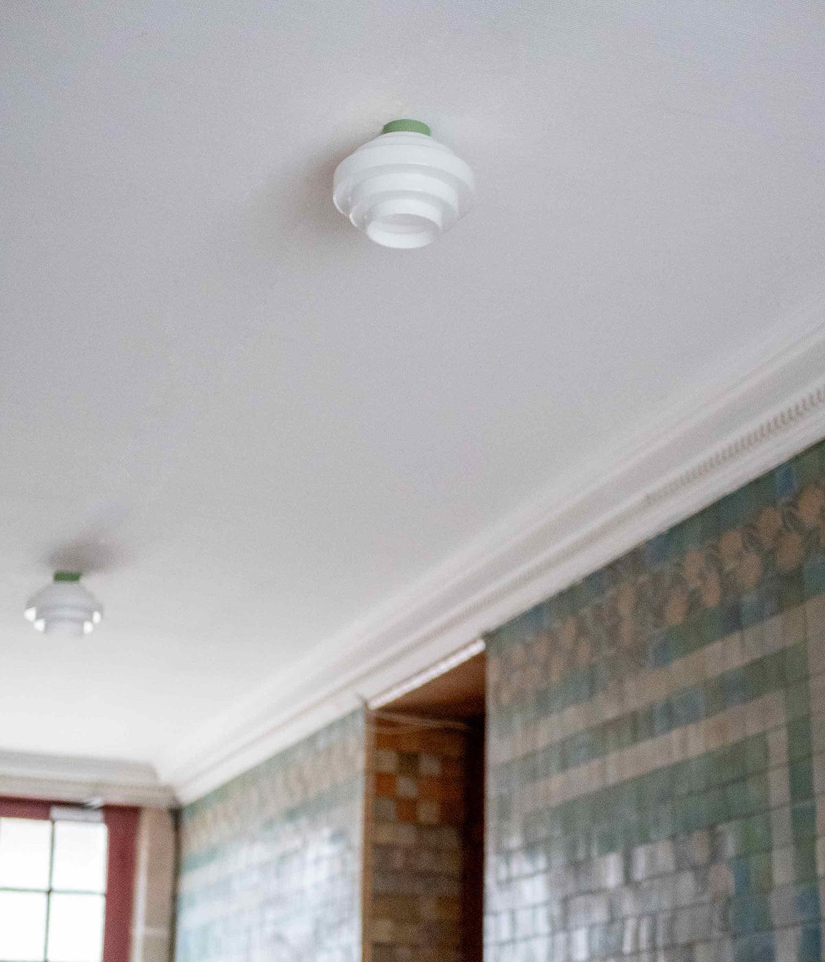 La Quincaillerie moderne - Plafonnier en opaline satinée "En cascade", socle vert sauge. Dans une copropriété à Paris.