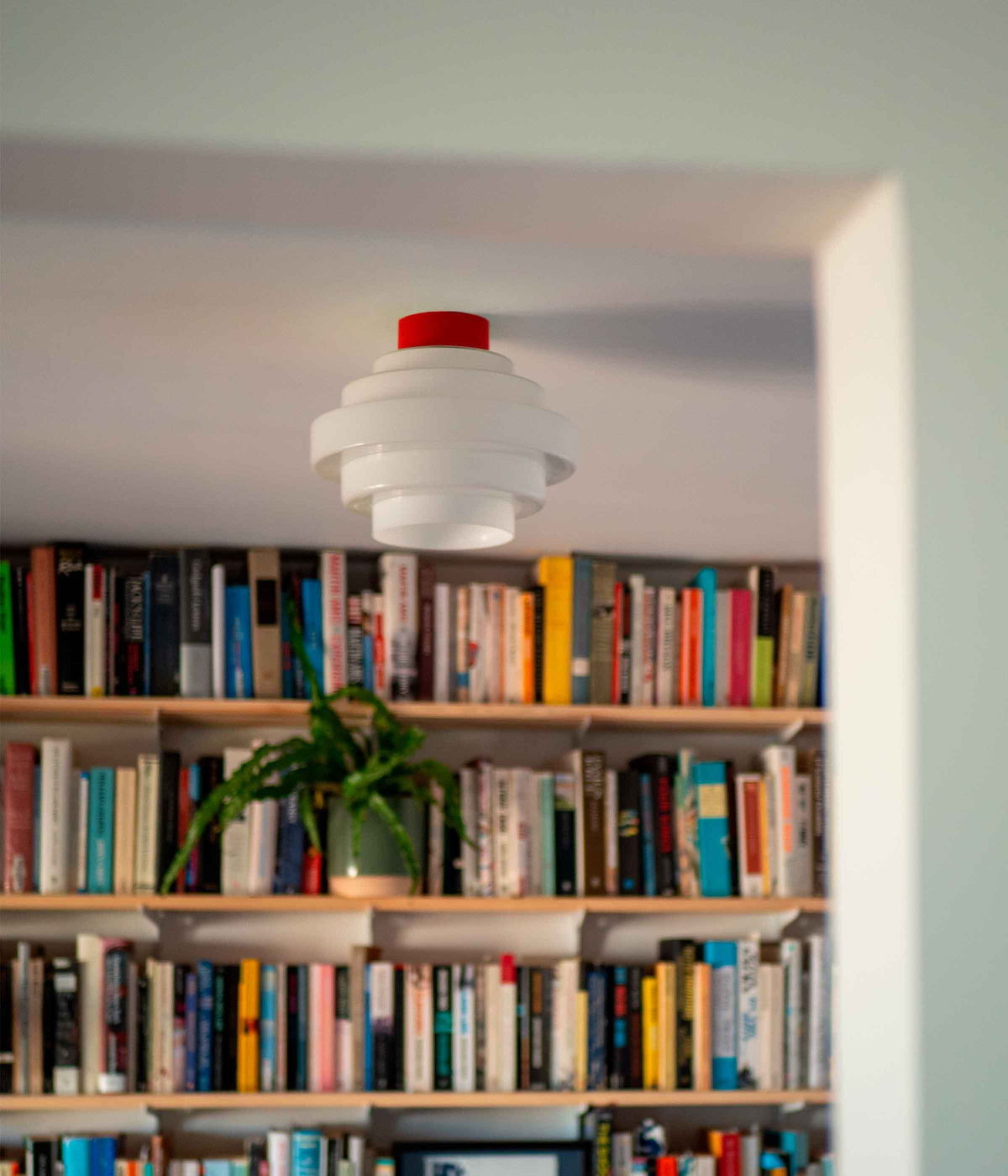 La Quincaillerie moderne - Plafonnier "En cascade" en opaline satinée, socle rouge coquelicot. Fabriqué en Europe et assemblé à la demande dans notre atelier à Paris.