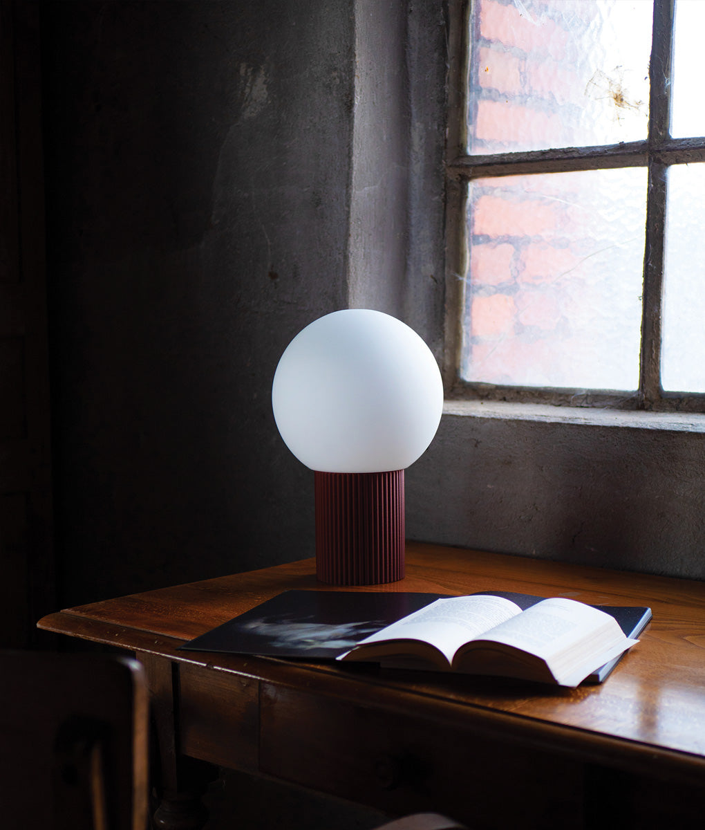 Lampe à poser "Colonnade", base à fines cannelures, verrerie boule mate, grand modèle, bordeaux - La Quincaillerie moderne