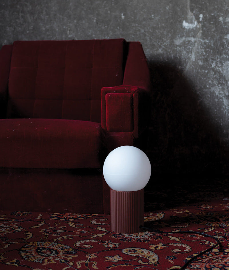Lampe à poser "Colonnade", base à fines cannelures, verrerie boule mate, bordeaux - La Quincaillerie moderne