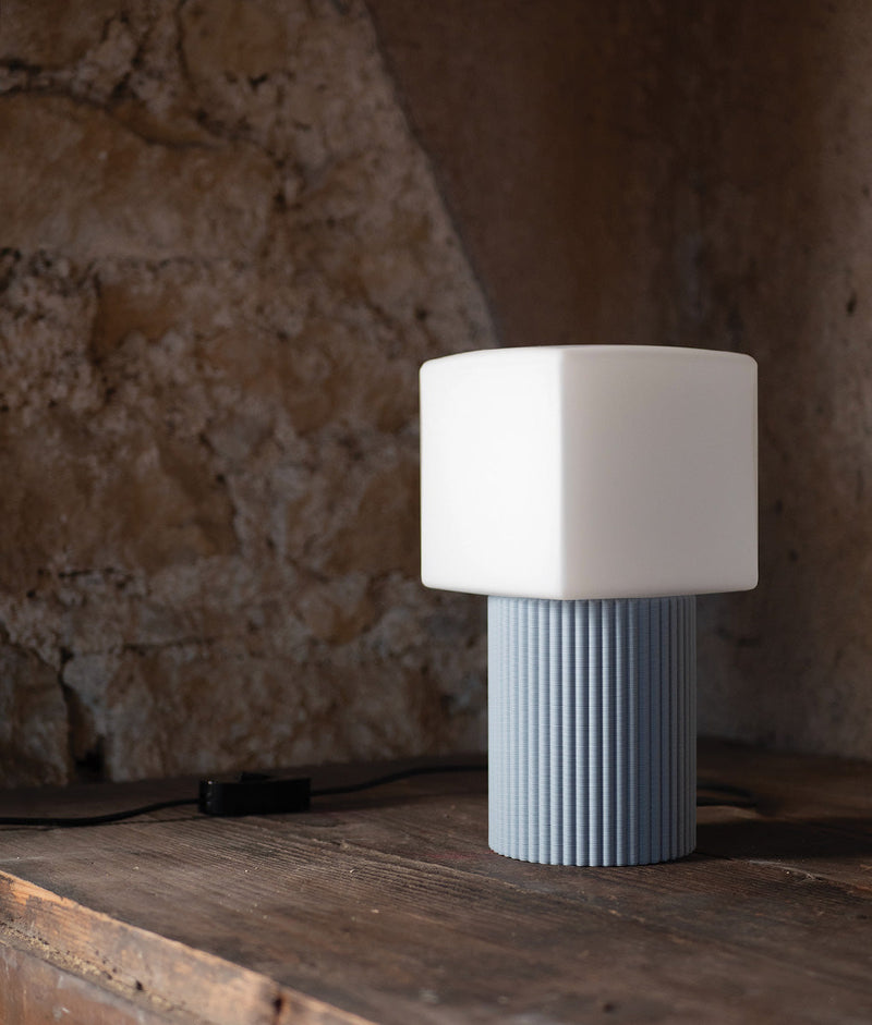 Lampe à poser "Colonnade", base à larges cannelures, verrerie "cube" mate, bleu glacier - La Quincaillerie moderne
