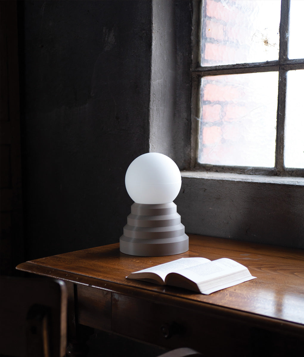 Lampe a poser "Colonnade" en opaline, socle taupe - La Quincaillerie moderne & Bold Design