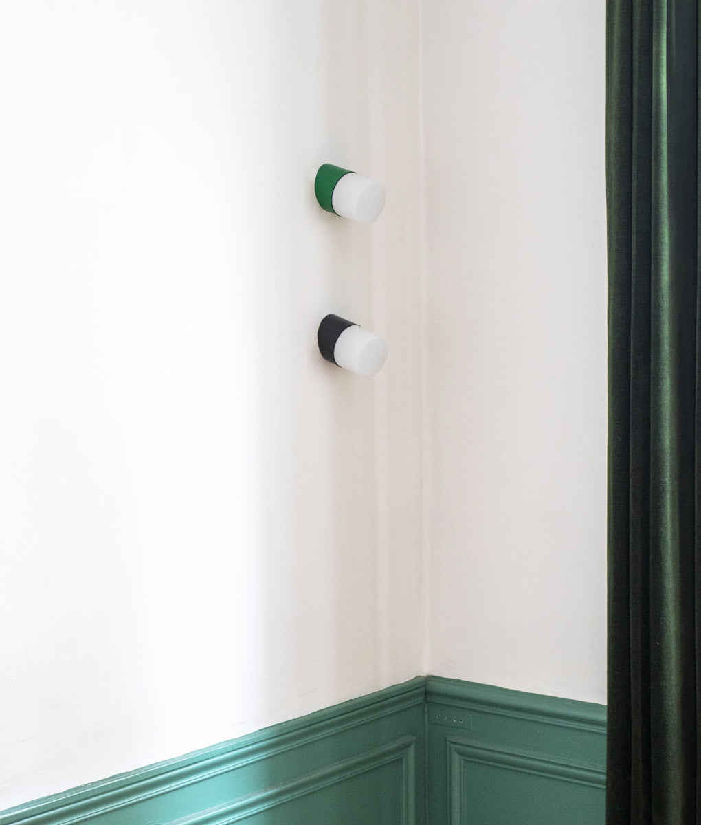 La Quincaillerie moderne - Appliques / plafonniers "Punto", vert prairie, noir et opaline blanche mate