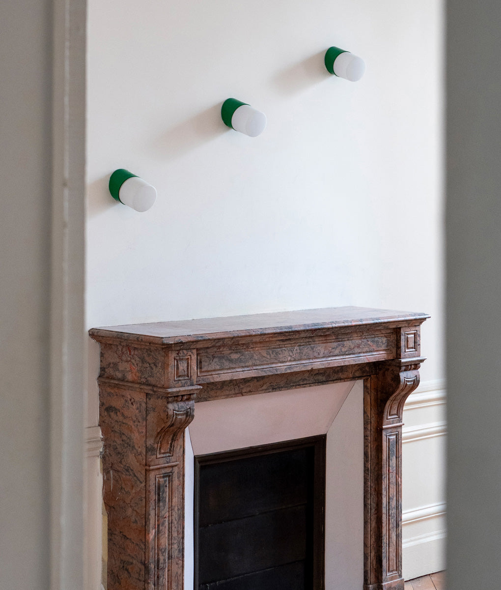 La Quincaillerie moderne - Appliques / plafonniers "Punto", vert prairie opaline blanche mate