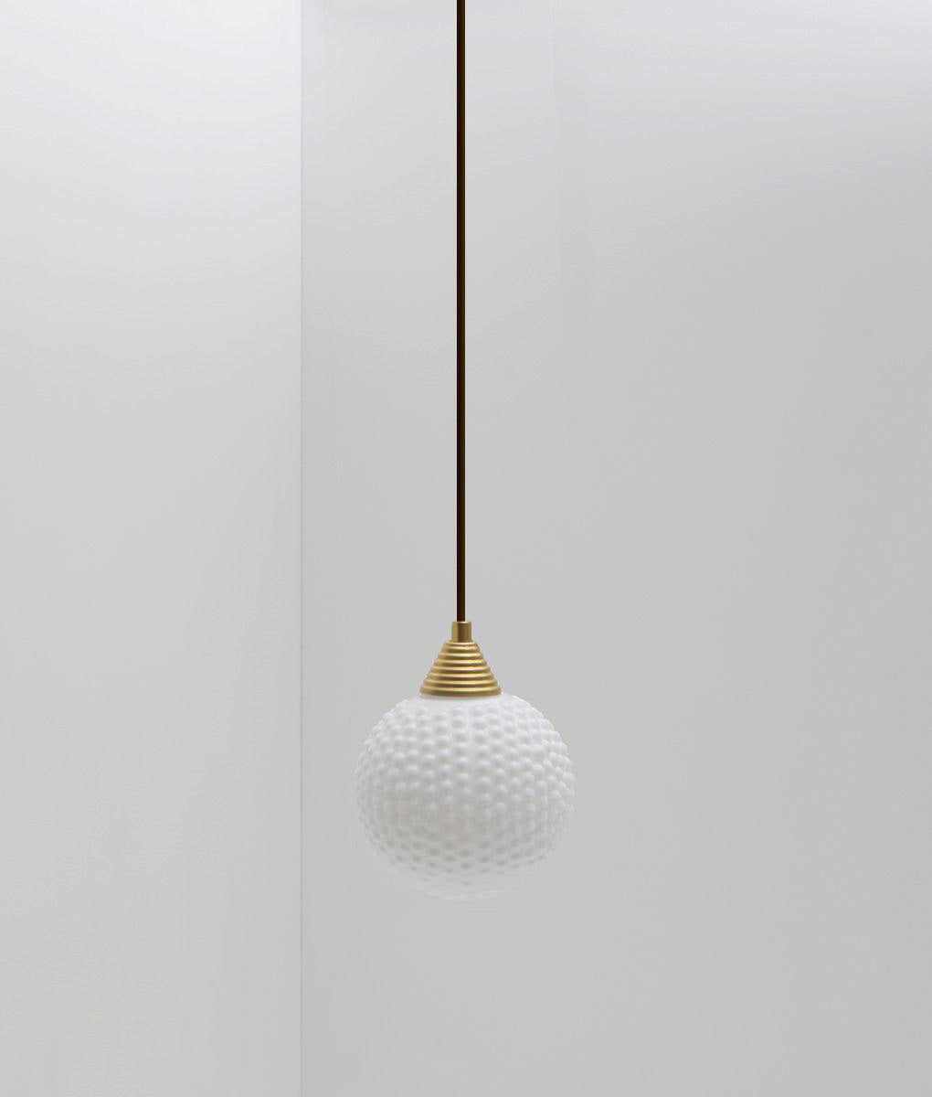Suspension "Babel", verrerie boule bullée en opaline, la Quincaillerie moderne