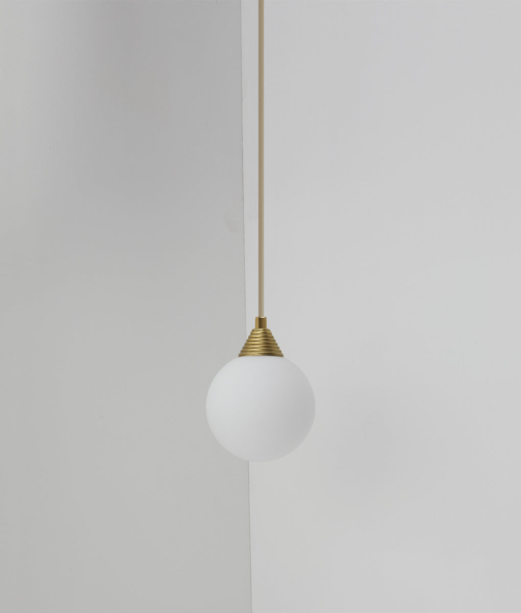 Suspension "Babel", verrerie boule en opaline, La Quincaillerie moderne