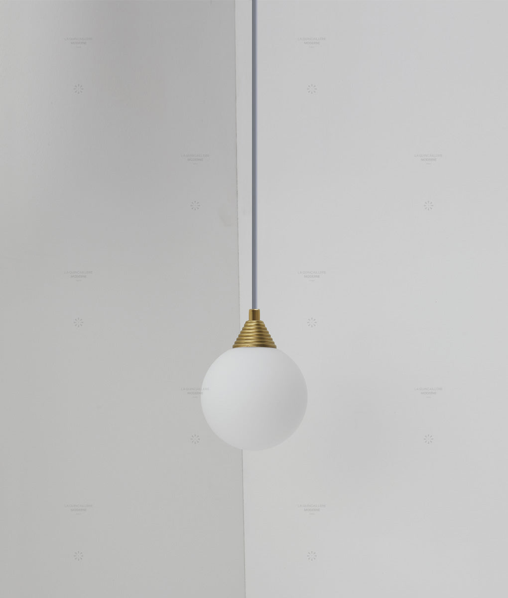 Suspension "Babel", verrerie boule en opaline, La Quincaillerie moderne