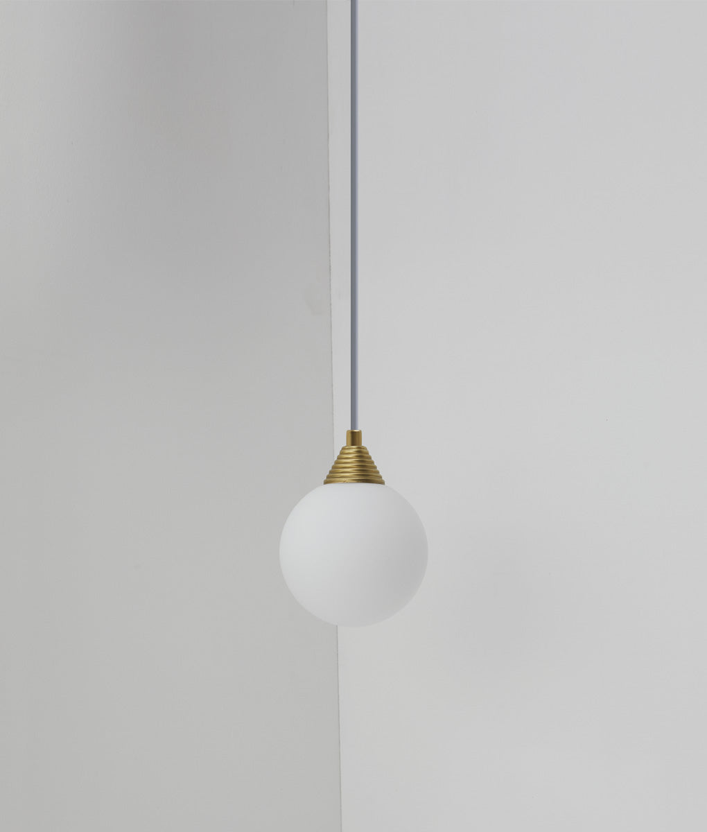 Suspension "Babel", verrerie boule en opaline, La Quincaillerie moderne